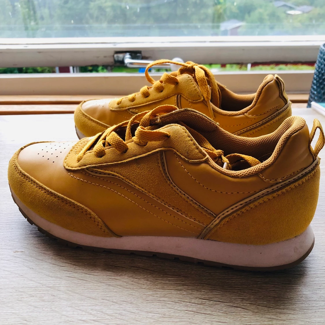 GULA SNEAKERS storlek 36