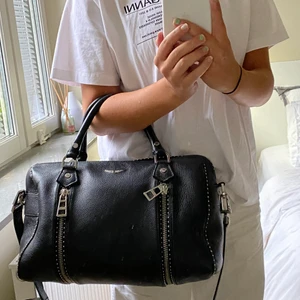 Zadig & Voltaire - Sunny Medium väska - Ursnygg Zadig väska som tyvärr inte har kommit till användning, därav nyskick. Köptes för 5000kr. Den kommer med ett långt band som är avtagbar! (kvitto och dustbag finns!)
