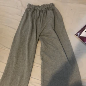 Mjukisbyxor - Fina mjukisbyxor med utsvänga byxor i storlek 44 från boohoo, som blivit för stora. #mjukisbyxor