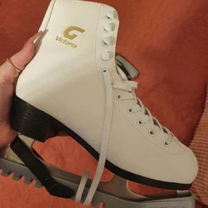 Skridskor  - Skridskor använda ca 5 gånger. Ser ut som nya 