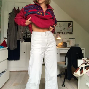 Vita jeans - Vita wide leg jeans från cotton on. Säljer pga att de är för korta på mig som är 166 cm. Kan mötas upp i Stockholm eller står köparen för frakten