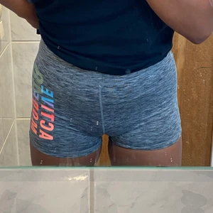 Träningshorts  - As sköna tränings shorts, säljs då de aldrig kommit till användning. De är i storlek 158 men passar mig som bär S i träningskläder.