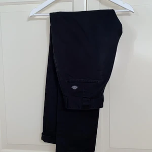 Dickies byxor - Fina och väldigt sparsamt använda och i bra kvalitet. dickies x carlings byxor! Nu blivit försmå :/