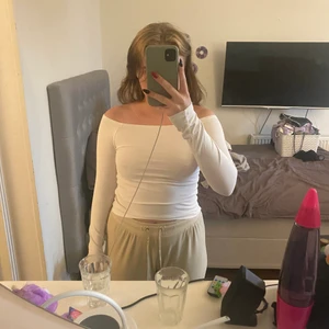 Gina off the shoulder topp  - Fin vit topp från gina, nästa aldrig använd säljer för jag inte använder den<3