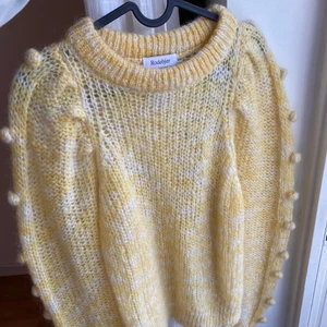 Fin stickad tröja 💛 - En jätte fin stickad tröja i nyskick från Rodebjer 💛