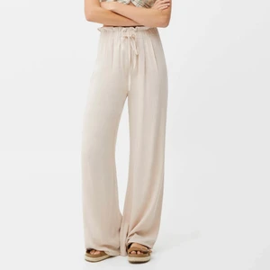 Tyg/linnebyxor - Säljer dessa tyg/linnebyxor från pull & bear då jag tycker att dehär för korta för mig som är över 180. Går ner till ankeln ungefär. Storlek M men passar på mig som är en S. Knappt använda så i bra skick. 