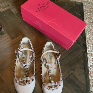 Valentino ballerinas strl 38 - Ballerinas från valentino. Använda på ett bröllop 1 kväll. Kommer med kartong. Beigerosa. Storlek 38 men kan massa en 37-37,5 också beroende på fotform. 