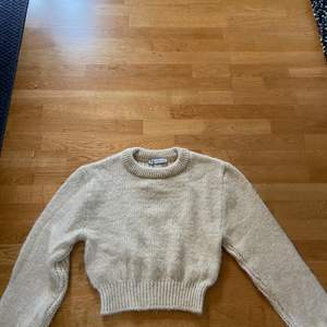 Säljer denna populära och slutsålda tröjan från zara, endast testat. Passar XS- M💕💕kontakta mig om ni är sugna på att köpa💕Säljer direkt! 