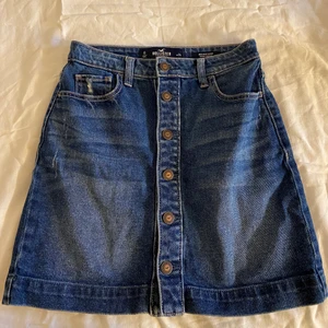 Hollister kjol  - Fin jeanskjol från Hollister i bra skick, stl W24, skulle säga att det passar en XS-S. Lite stretch i jeanstyget, superskön på. Ca 500-600 kr nypris. En kjol i riktigt bra kvalite 