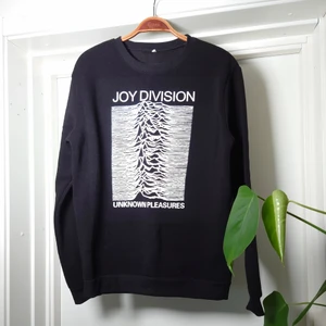 Tjocktröja - Tjocktröja med Joy Division-tryck. Trycket är i perfekt skick utan sprickor. Insidan är väldigt mjuk och mysig!💎