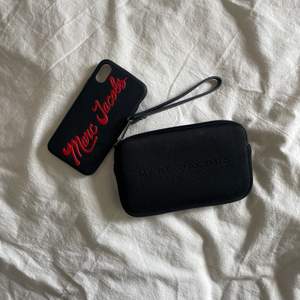 Ett det med både äkta Marc Jacobs skal och matchande mobil pouch. Skalet passar iPhone X/xs
