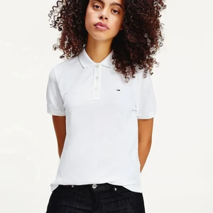 Vit Tommy hillfiger polo - Supersnygg vit polo från Tommy Hilfiger. Snygg som den är eller kan klippas till att bli en snygg magtröja. Passar som modellen på mig som är 174 och bär storlek 36. 