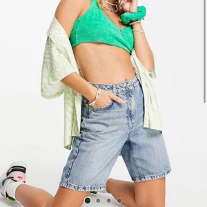 Jeans shorts - Säljer dessa oanvända jeans shorts från asos i storlek 38 (modellen har 36). 