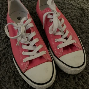 Converse  - Jag säljer dessa super snygga rosa converse som ja bara använt 1 gång. Dom är i storlek 39. 
