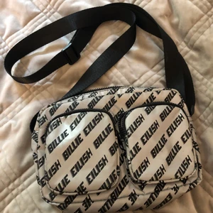 Billie Eilish väska  - Billie Eilish reflexväska från H&M med två fickor på utsidan och justerbart band:)