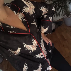 Blus med fåglar hm  - Jäääättefin svart blus med röda detaljer och fåglar på, lite oversized modell, så skönt satinmaterial och underbar passform, strl 36 