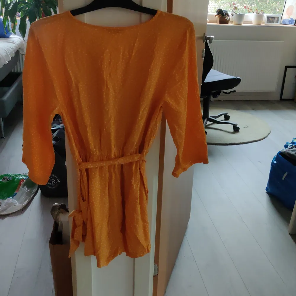 En snygg jumpsuit i en orange fin färg, storlek s i ett svalkande material . Kan mötas i Tibro, Skövde och Hjo och i Töreboda ibland. Kan fraktas mot fraktkostnad, du väljer frakt. . Klänningar.