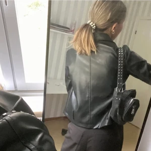 Svart Skinnjacka - Säljer nu min oanvända skinnjacka i storlek 34 från Erica Kvams kollektion hos nakd. Jackan är som ny, bra skick och har även kvar prislappen (sista bilden). Perfekt nu inför hösten. 250kr och frakt tillkommer💕