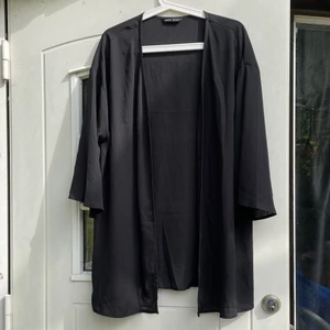 Kimono svart small medium Shein - Fantastiskt fin kimono i tunt, halvt see through tyg. Använd en gång, i nyskick. Storlek small men oversized, passar även fint på mig som är normal medium. 