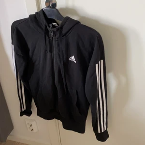 Adidas - Säljer min adidas hoodie 