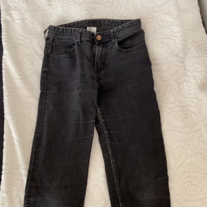 INTRESSEKOLL - Intressekoll på svara jeans från H&M. Står storlek 170 men passar xs-s skulle jag säga. Skriv i kommentarerna om du är intresserad😀
