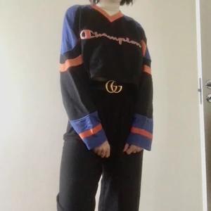 Champion sweatshirt - INTRESSEKOLL. Sydd och croppad själv - passar mig som är XS men passar även L. Köpt second hand. Köparen står för frakten💕