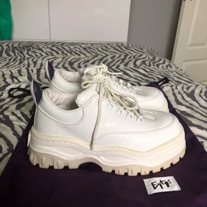 Eytys sneakers - Säljer mina vita Eytys Angel Sneakers i storlek 38, köpta på NK Göteborg. Säljer då dem är lite för små för mig som är en 38.5-39 i vanliga fall! Annars riktigt snygga och coola skor😍 Frakt tillkommer