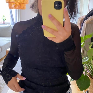 Spets festtröja - Supersnygg svart topp som är perfekt att ha på fest. Blommönstrad i spets! Passar S-M, gott skick. Möts gärna upp eller skickar mot fraktkostnad!<3 