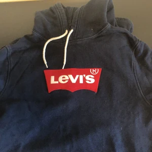 Mörkblå Levis Hoodie, S - Mörkblå Levis Hoodie, storlek S, sällan använd
