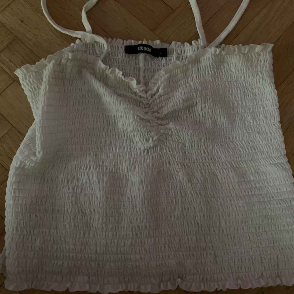 Cute white top that is L but fit M as well! . Skjortor.