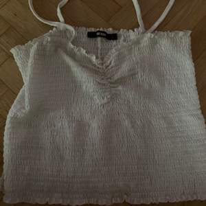 Cute white top that is L but fit M as well! 