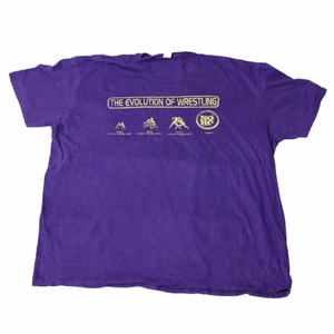 The Evolution Of Wrestling - Graphic Tee - En riktigt Nice och unik tröja som vi antar är från ett universit. Thriftad p.g.a dess fina lila färg som har en sjukt stor efterfrågan. Har lite av en baggy fit och perfekt för streetwear! Köpt i Dallas, Texas.