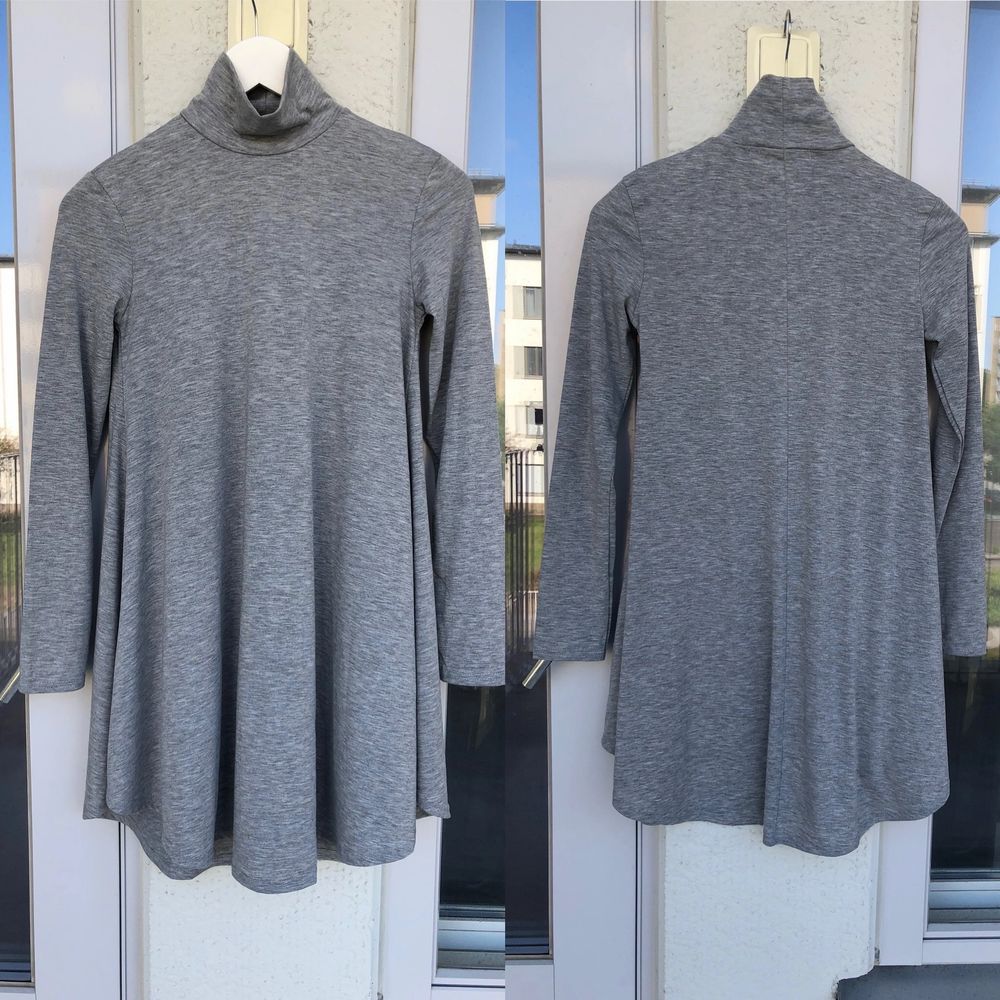 Grå långärmad klänning med halskrage, från Nelly Trend. Färg: Grå Märke: Nelly/ Nelly Trend Storlek: XS. Skick : Bra skick NY. Pris: 80 kr + frakt 57 ( spårbart) Eller hämta i Älta. Meddela om fler bilder önskas. 🌸Annons finns på flera ställen, har flera grejor uppe på kläder/saker så samfraktar. 🌸Övrigt från rökfritt djurfritt hem. Klänningar.