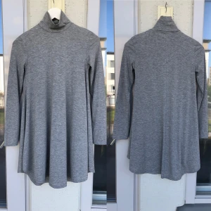 Grå långärmad klänning med halskrage.  - Grå långärmad klänning med halskrage, från Nelly Trend.   Färg: Grå Märke: Nelly/ Nelly Trend  Storlek: XS.   Skick : Bra skick NY.   Pris: 80 kr + frakt 57 ( spårbart) Eller hämta i Älta.  Meddela om fler bilder önskas. 🌸Annons finns på flera ställen, har flera grejor uppe på kläder/saker så samfraktar.  🌸Övrigt från rökfritt djurfritt hem