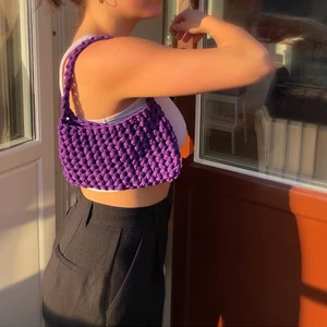 Virkad axelväska lila - Handgjord virkad väska i återvunnet t-shirt material💜  Denna är helt oanvänd. Kan mötas upp eller posta (du står för frakten) 
