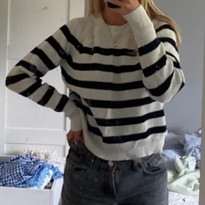 RANDIG TRÖJA  - Säljer min randiga tröja som är köpt här på Plick🥰storlek S