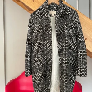 Kappa HM - Superfin kappa från hm. Bra skick!💕 Strl: 34/XS (jag är 172 cm lång och har vanligtvis S) Nypris: ca 699 kr