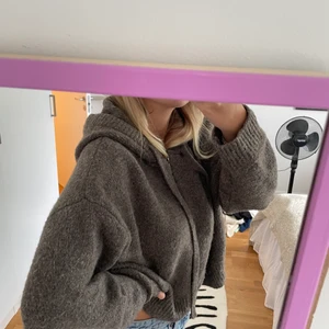 Zara kofta  - Säljer denna bruna kofta från Zara. Bra skick. Köpare står för frakten