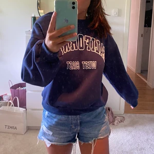 Marinblå tröja!!!  - En snygg marinblå tröja som är prefekt till skolstarten!😍😍 använd fåtals gånger med det var ett tag sen jag köpte den!  Lite kroppad i modellen men passar jättebra med både shorts och jeans!💞 st L men sitter som en M på mig skulle jag säga! 💞💞💞