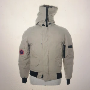 Fin jacka - Jacka från first slope som är jättefin och sitter jättebra på. Säljer för kommer inte få den till användning. Storleken är XXS men den sitter bra på mig som har M❤️