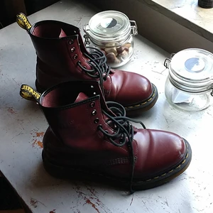 Dr Martens - Mörkröda Dr Martens i modell 1460, knappt använda men lite slitningar vid tårna. Man ser dessa på bilderna. Annars i väldigt fint skick! Trivs dock inte i färgen så de har mestadels stått på min skohylla. 