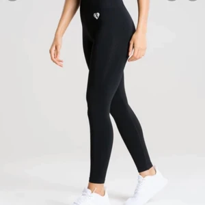 Womens best träningsbyxor - två stycken oanvända womens best seamless tights i strl xs, aldrig använda då de var för tajta på mig! I färgen svart och ljusgrå, ett par för 420 båda för 800