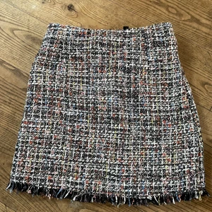 Kjol från H&M strl 32 - Aldrig använd kjol från H&M. Perfekt skick!