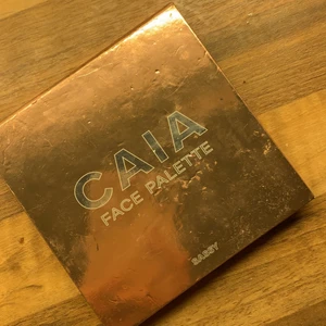 Caia face palette  - Säljer billigt för att den är trasig 
