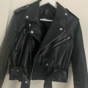 Skinnjacka - Säljer denna skit snygga skinnjacka från Bikbok den kommer inte till användning skriv för mer bilder🤍🤍 köpte den för 800kr