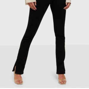 Oanvända snygga svarta slit jeans - Helt oanvända svarta slit jeans från Gina. Jag är 1,64 och dom passar utmärkt😍 vill ni ha fler bilder är det bara att skriva💕 Skulle ni ej vara nöjda med köpet så löser vi något annat, men somsagt inte använda🌸 p.S lånade några bilder Så ni skulle få en bättre bild på hur dom sitter. Har endast testat dom men dom sitter tyvärr lite tajt på mig. Köparen står för frakt! 