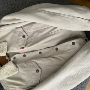 Levis jacka  - Jätte jätte fin Levis jacka i vad jag tror är mocka. Jackan köptes för något år sedan men har i stort sett bara hängt i garderoben.. jag köpte jackan från Levis butik i Stockholm för ca 2800kr. Mitt pris är 700kr 💕