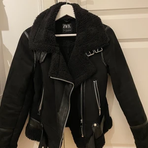Zara jacka - Säljer denna superfina jackan ifrån zara i mocka. Den är använd ett fåtal gånger och i jättefint skick. Köptes förra vintern. Säljer pga att den inte kommer till någon användning. Skriv för mer bilder eller om du har fler frågor. Kan mötas upp i Stockholm annars tillkommer fraktkostnad.
