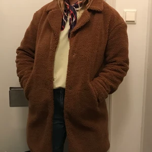 Brun Teddy jacka storlek 40 - Mysig brun Teddy jacka inför höst och tidig vinter. Använt 3 gånger. ❤️ 