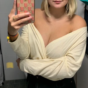 Krämfärgad tröja - En tröja du knyter vid midjan från Nelly, använd en gång och diggar den men det är inte riktigt min stil 😵‍💫 superskön i strl S❤️